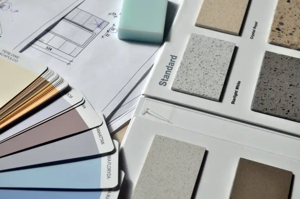 Nuancier de couleurs, échantillons de matériaux et plan d'architecte lors d'une phase de conception collective