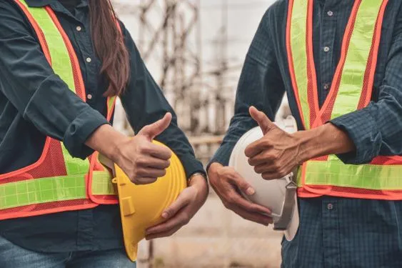 Deux personnes en équipement d'intervention sur un chantier de rénovation énergétique
